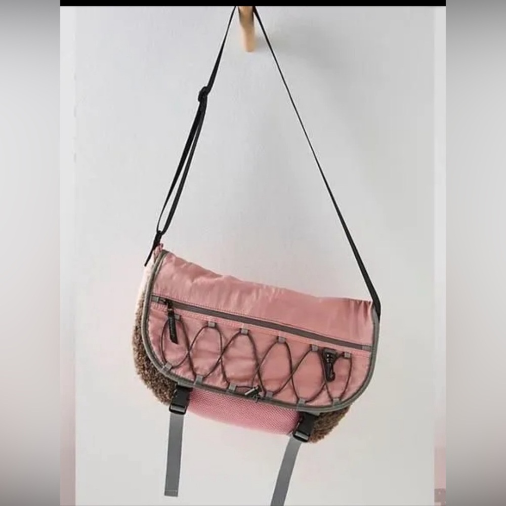 🔥NWOT Free People Movement Playoff Sherpa Messenger Bag - Mauve